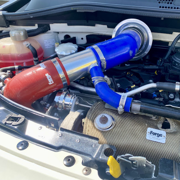 Forge エアインテークホースfor FIAT/ABARTH（ギャレットタービン専用）｜ラテン車の雑貨とパーツ通販 FLATOUT カーアクセサリー エンジンエアインテークホースパイプ 6G9G6758AA 1430644 車エンジンエアインテークホース フォーカ
