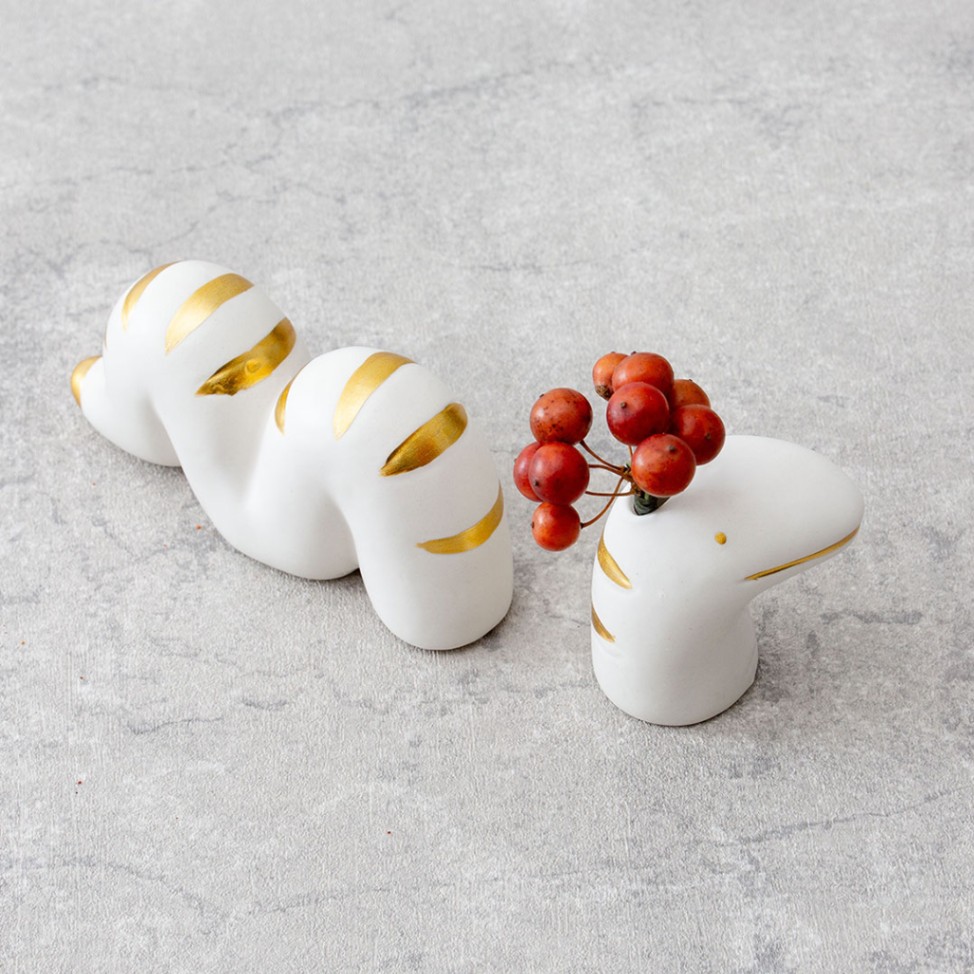 ヘビをモチーフにした一輪挿しのセット