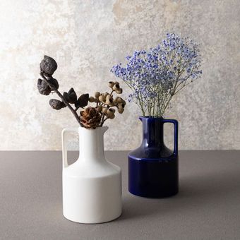 お花を飾るカラフェ型ドライフラワーベース