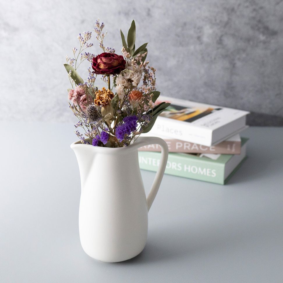 お花を飾るピッチャー型ドライフラワーベース