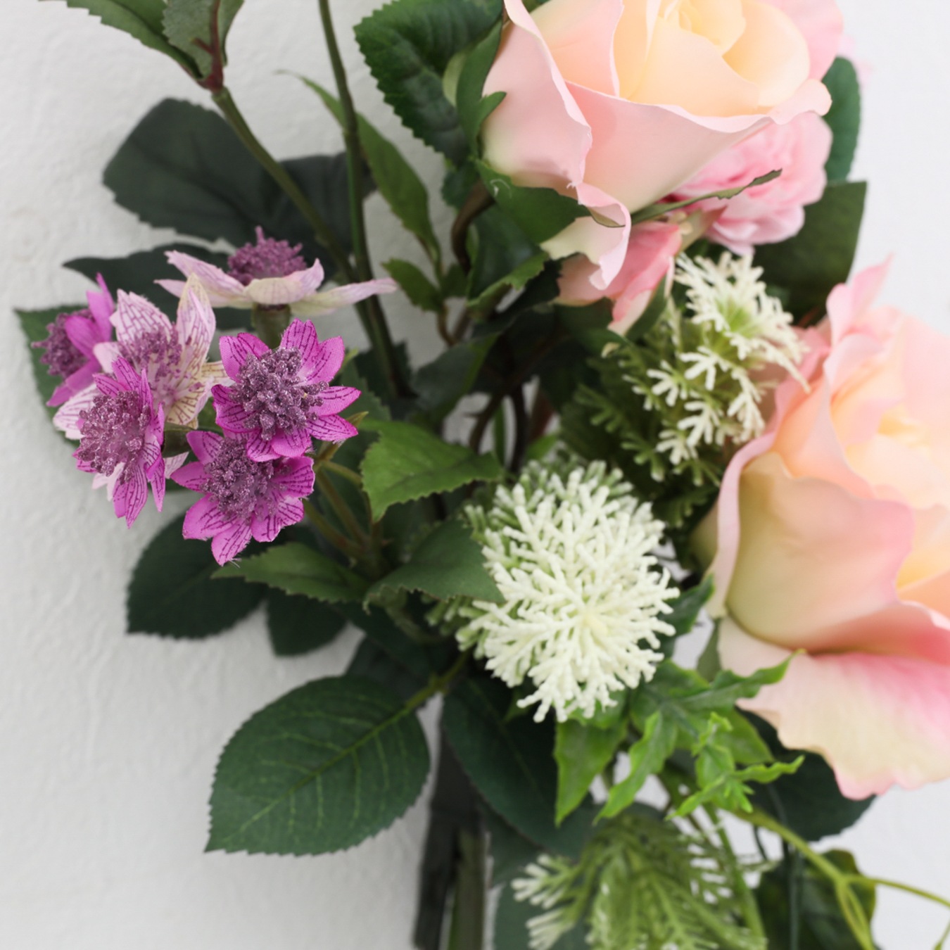 アーティフィシャルフラワー 鮮やかな壁掛け装飾 ピンクローズ