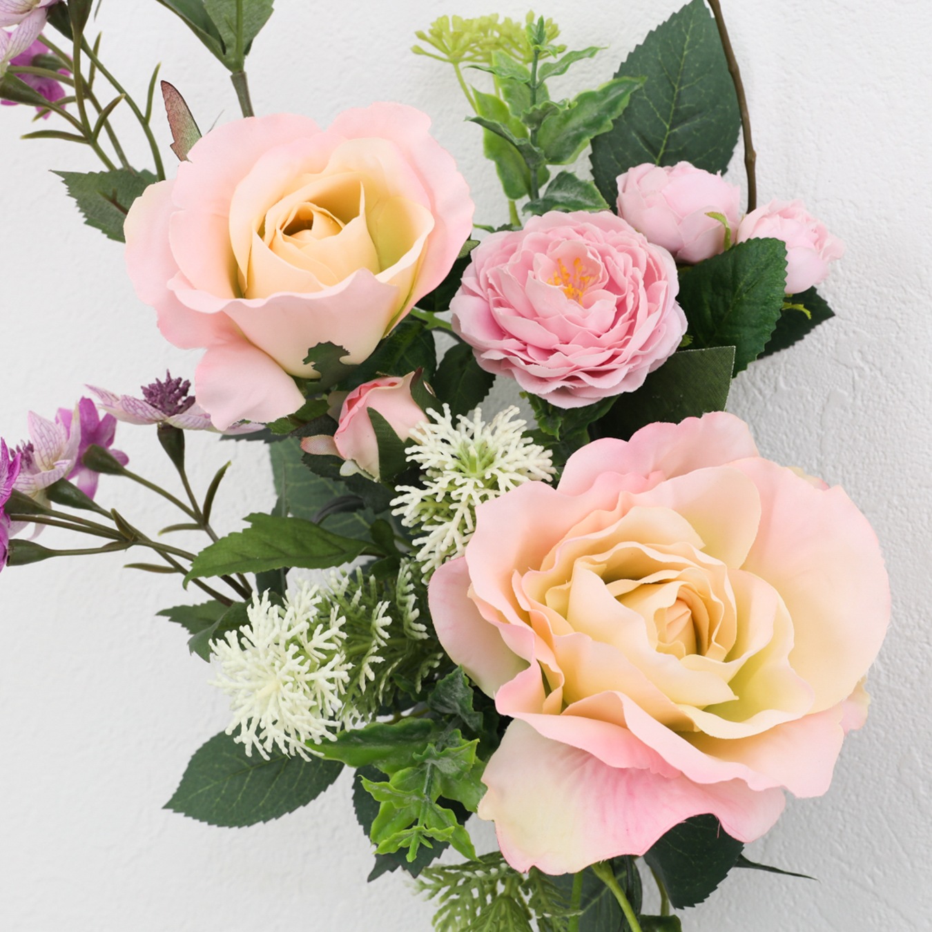 アーティフィシャルフラワー 鮮やかな壁掛け装飾 ピンクローズ