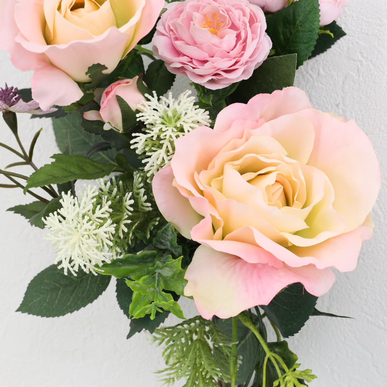 アーティフィシャルフラワー 鮮やかな壁掛け装飾 ピンクローズ