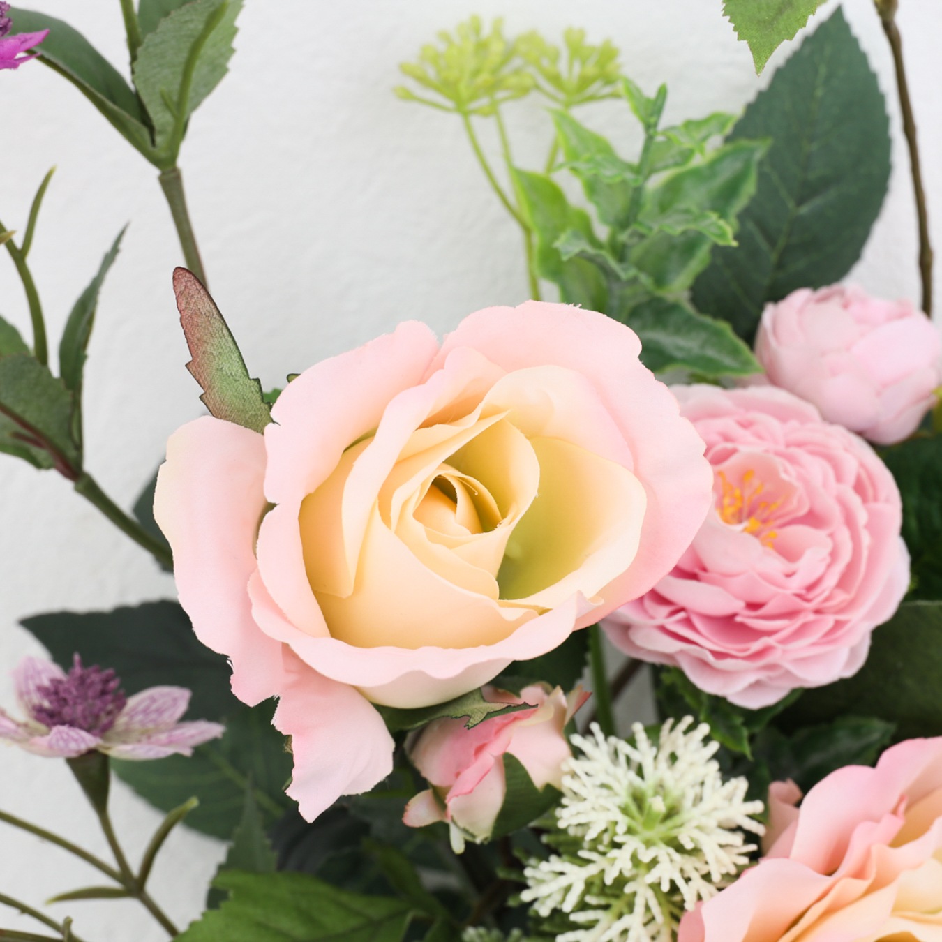 アーティフィシャルフラワー 鮮やかな壁掛け装飾 ピンクローズ