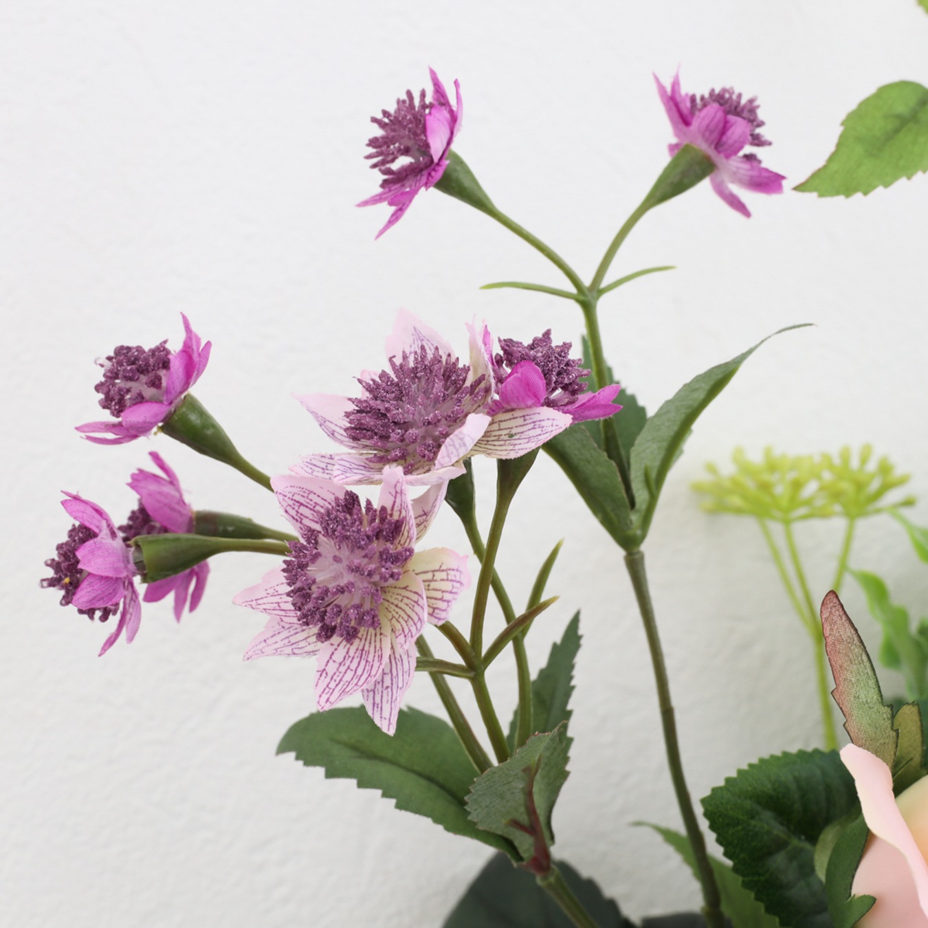 アーティフィシャルフラワー 鮮やかな壁掛け装飾 ピンクローズ