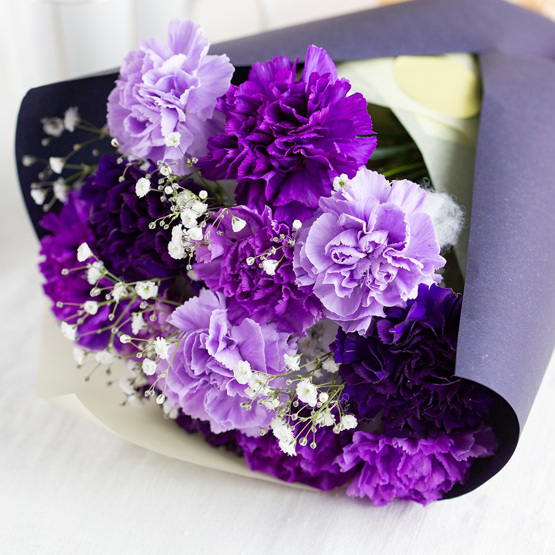 青いカーネーションムーンダスト12本花束