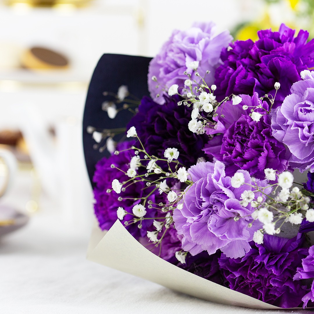 青いカーネーションムーンダスト12本花束