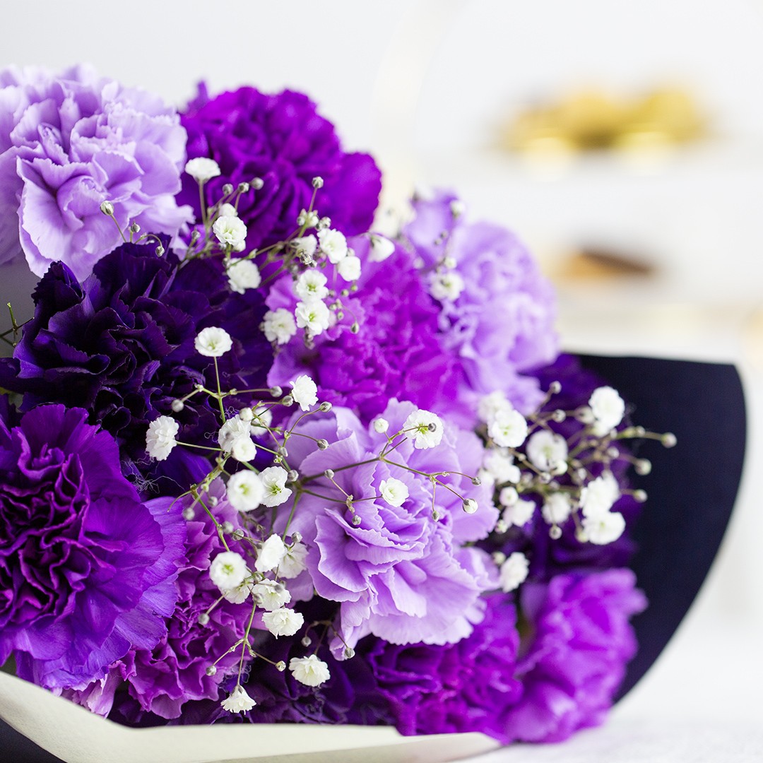 青いカーネーションムーンダスト12本花束