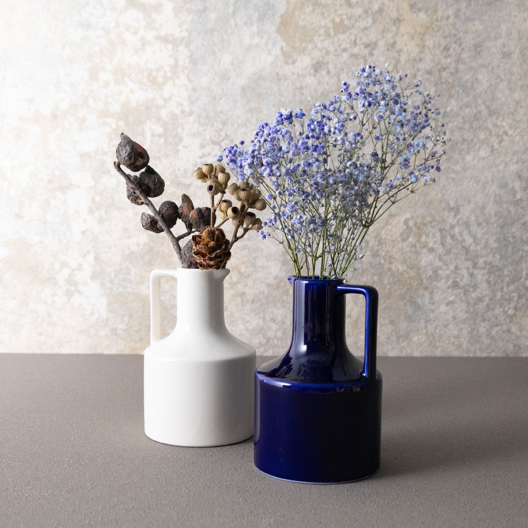 お花を飾るカラフェ型ドライフラワーベース