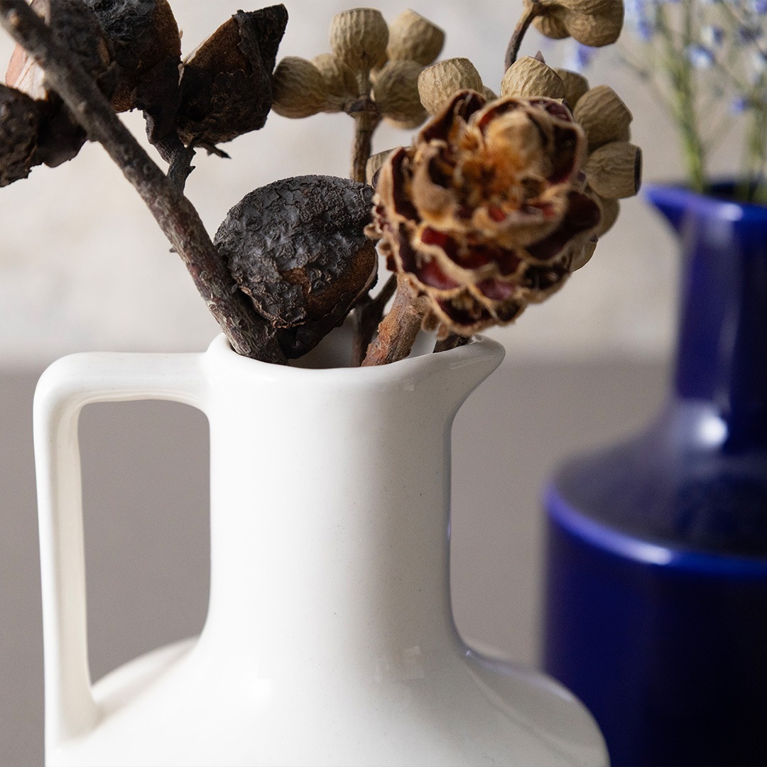 お花を飾るカラフェ型ドライフラワーベース