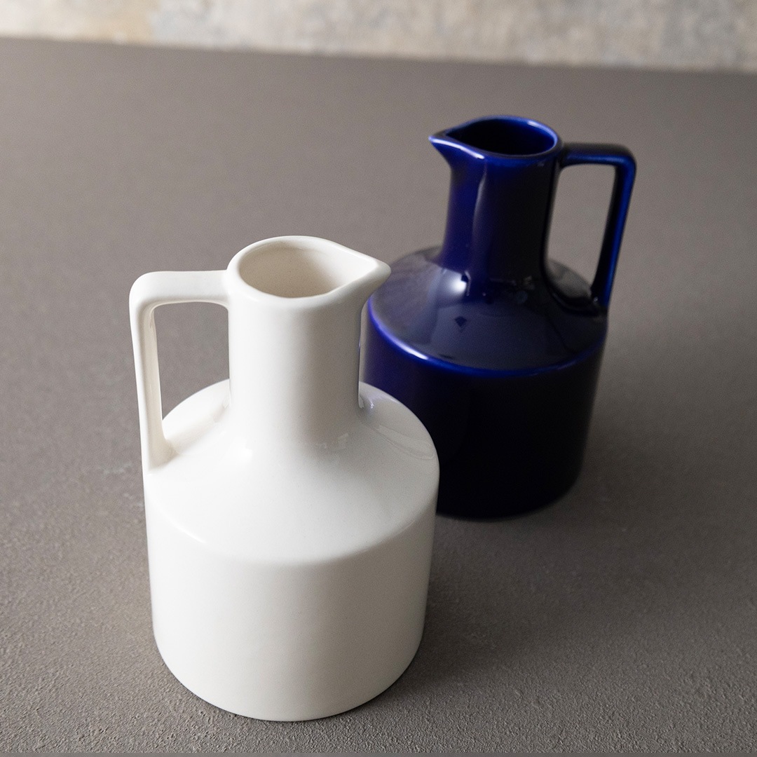 お花を飾るカラフェ型ドライフラワーベース