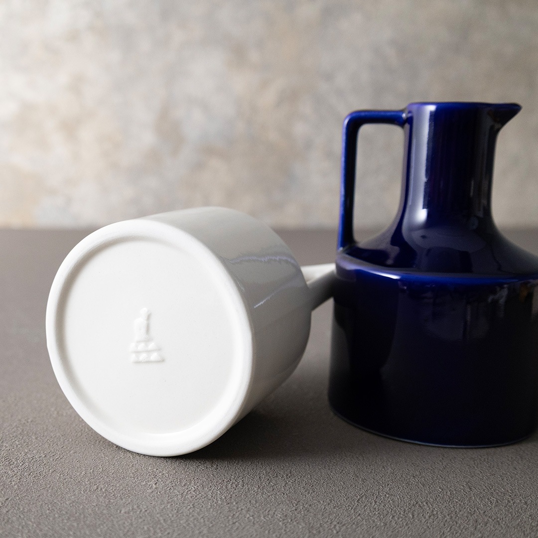 お花を飾るカラフェ型ドライフラワーベース