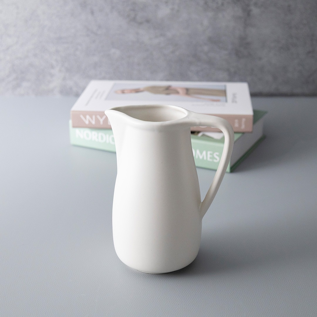 お花を飾るピッチャー型ドライフラワーベース