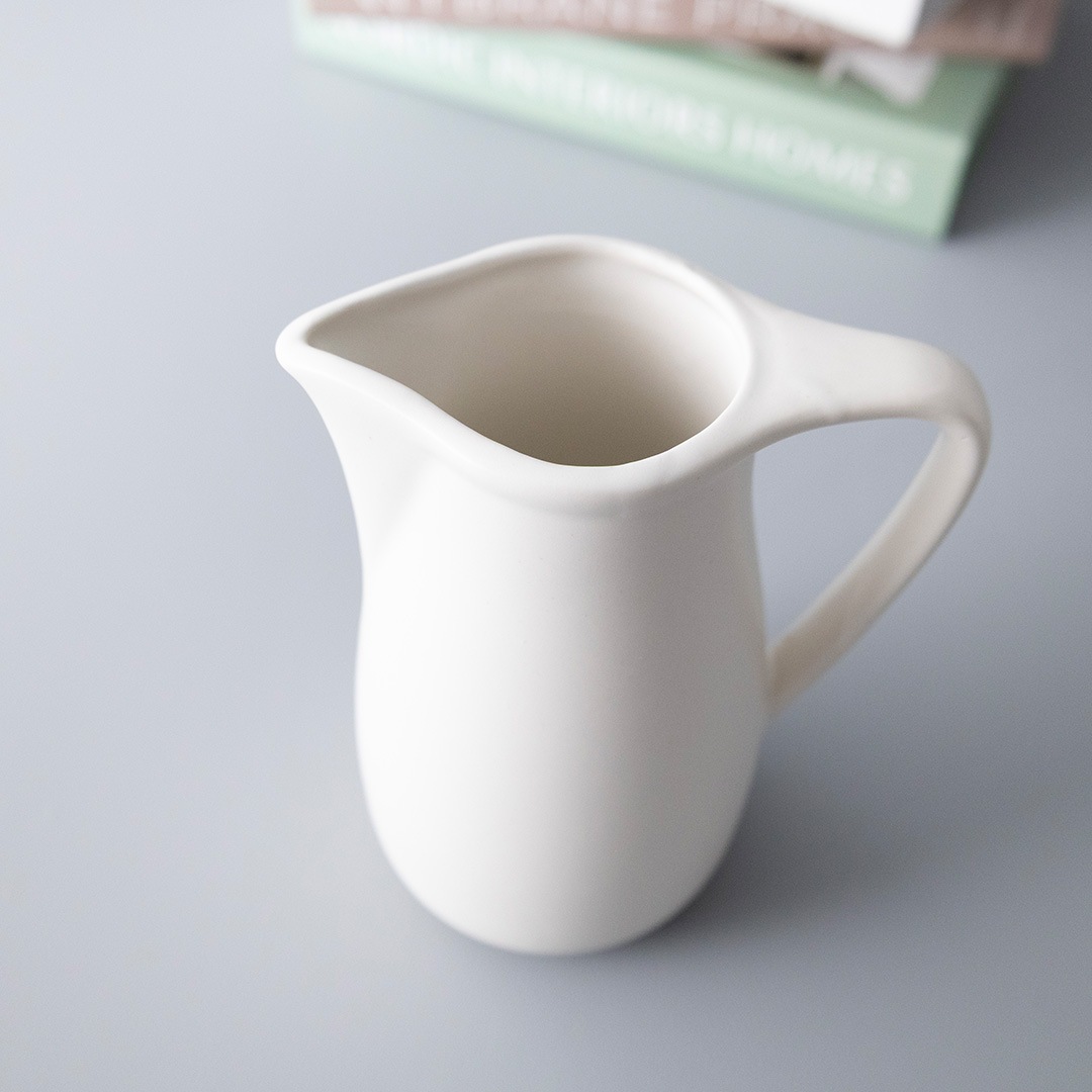 お花を飾るピッチャー型ドライフラワーベース