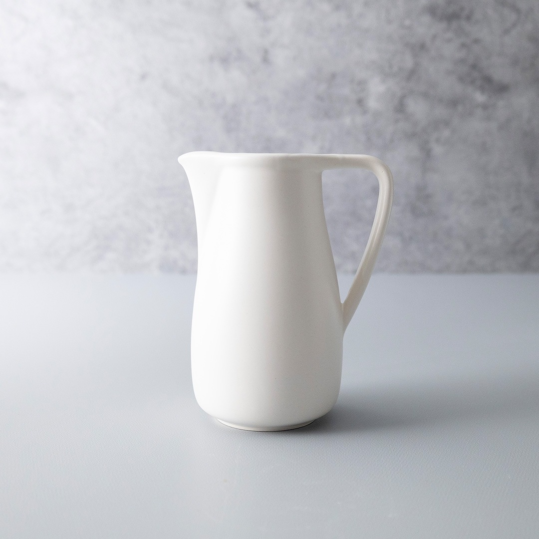 お花を飾るピッチャー型ドライフラワーベース