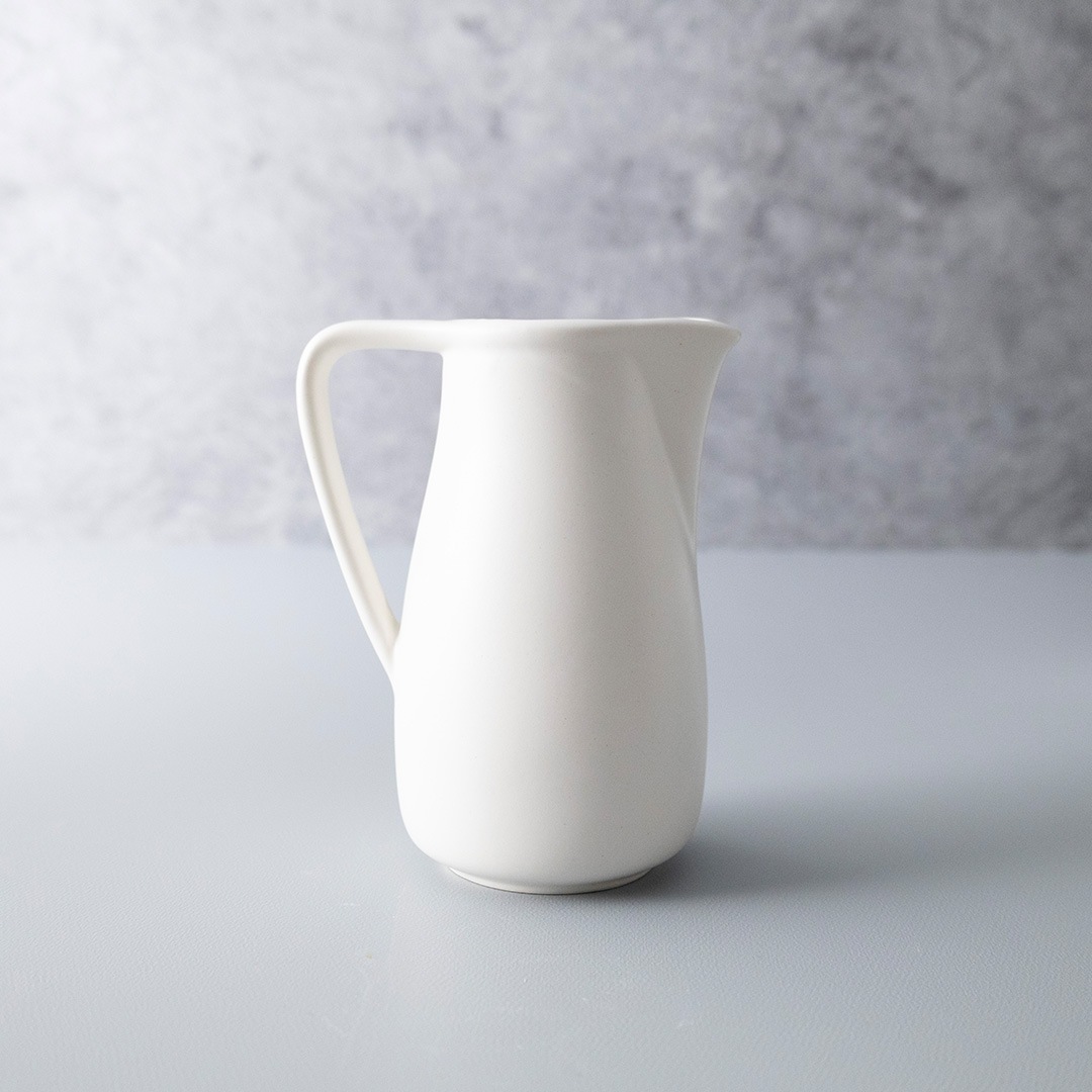 お花を飾るピッチャー型ドライフラワーベース