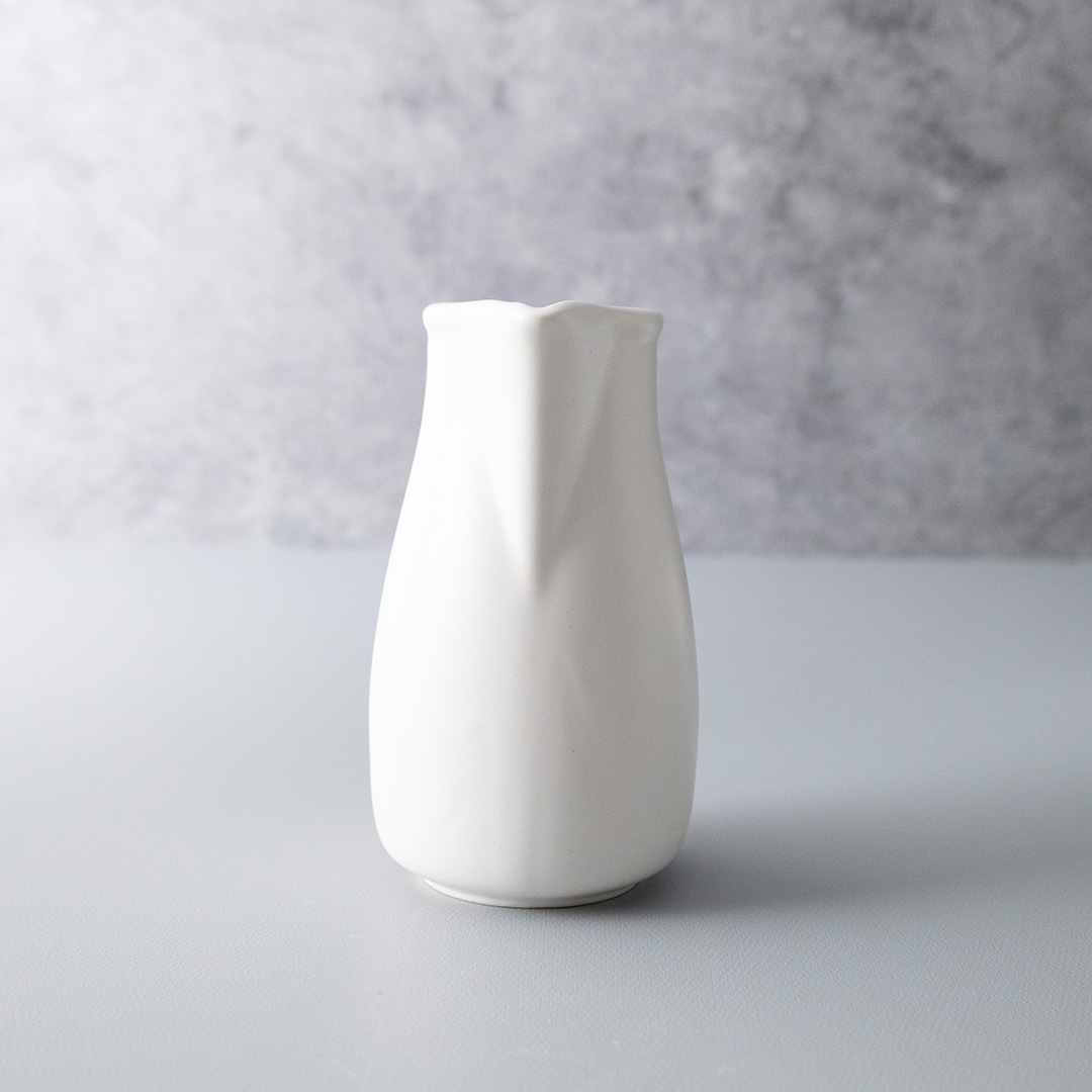 お花を飾るピッチャー型ドライフラワーベース