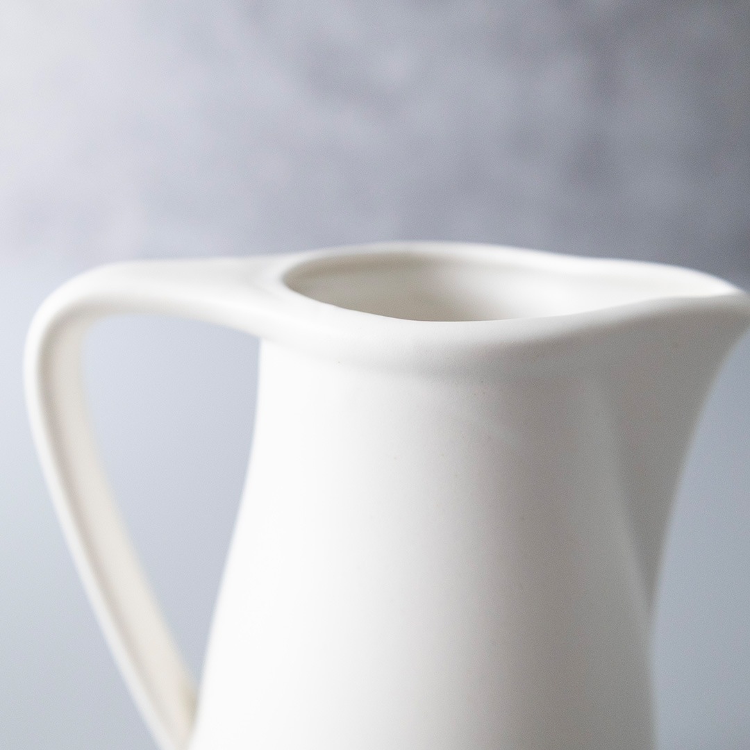 お花を飾るピッチャー型ドライフラワーベース