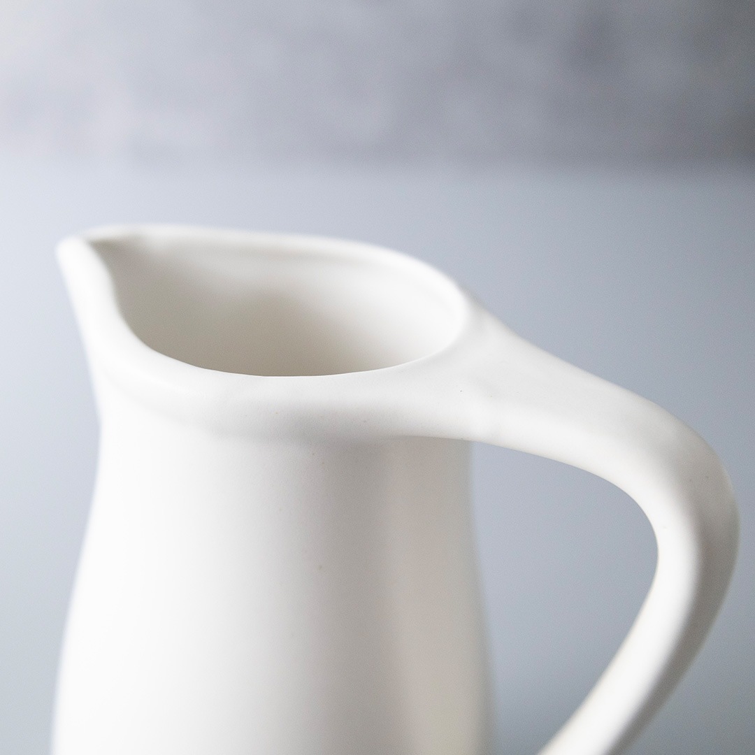 お花を飾るピッチャー型ドライフラワーベース