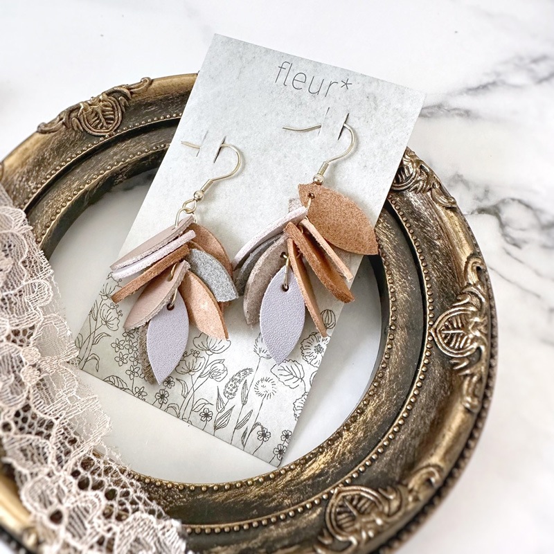 革の葉っぱピアス＊flowers｜革小物オーダーメイドのお店fleur（フルール）