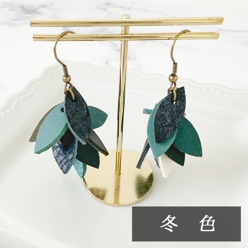 革の葉っぱピアス＊春夏秋冬｜革小物オーダーメイドのお店fleur