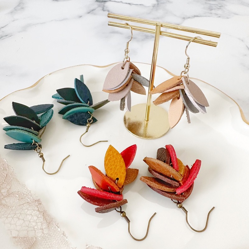 革の葉っぱピアス＊春夏秋冬｜革小物オーダーメイドのお店fleur 