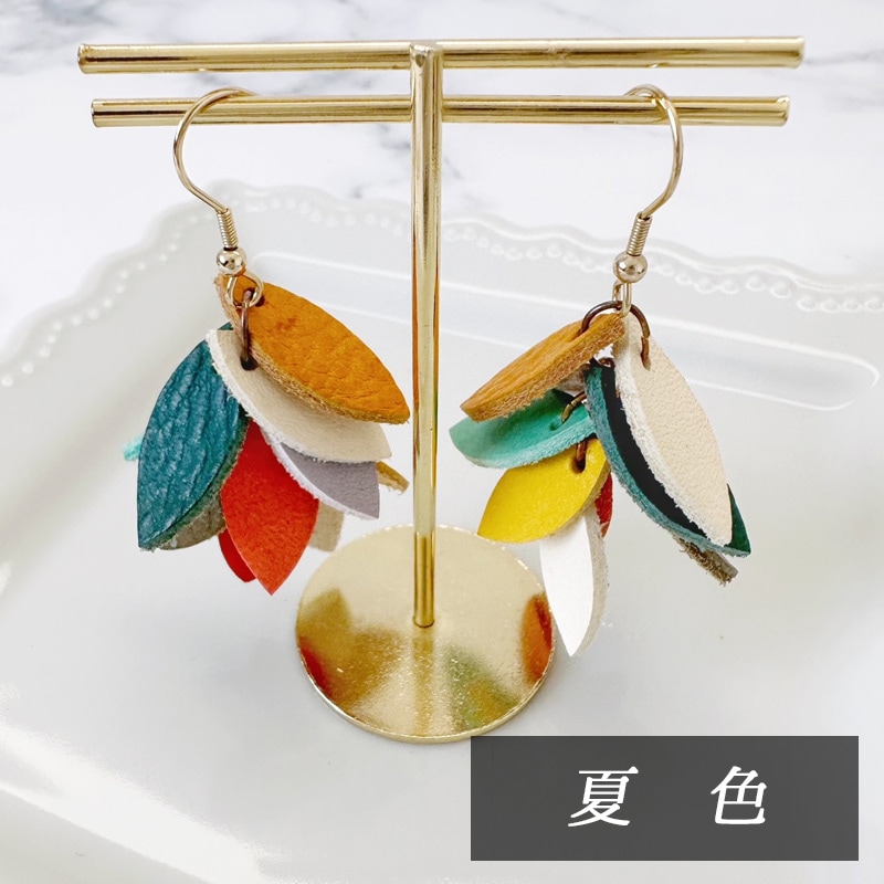 革の葉っぱピアス＊春夏秋冬｜革小物オーダーメイドのお店fleur