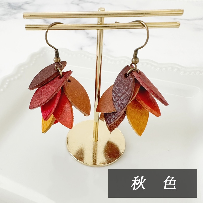 革の葉っぱピアス＊春夏秋冬｜革小物オーダーメイドのお店fleur