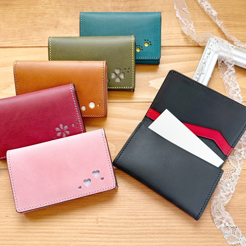 ポケモンセンター 本革 名刺入れ ケース ブラッキー 本革二つ折り財布 ブラッキー ｜【公式】ポケモンセンターオンライン