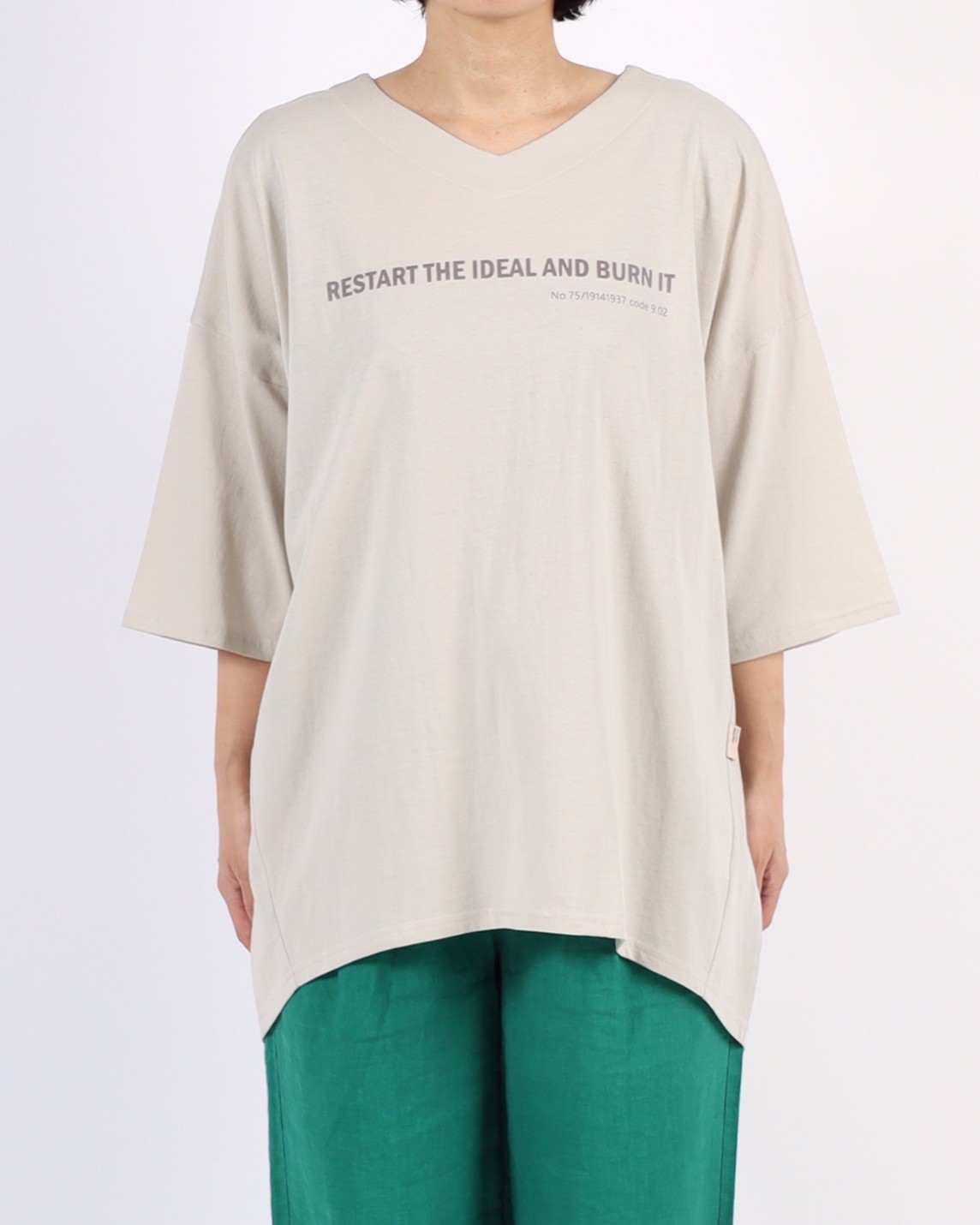 【ayane】VネックゆるTシャツ 832618