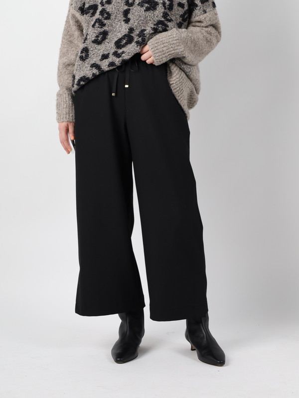 【trois】８．５分丈裾ベンツパンツ