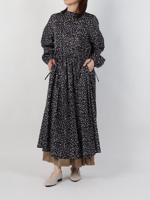 【trois】プリントギャザーワンピース