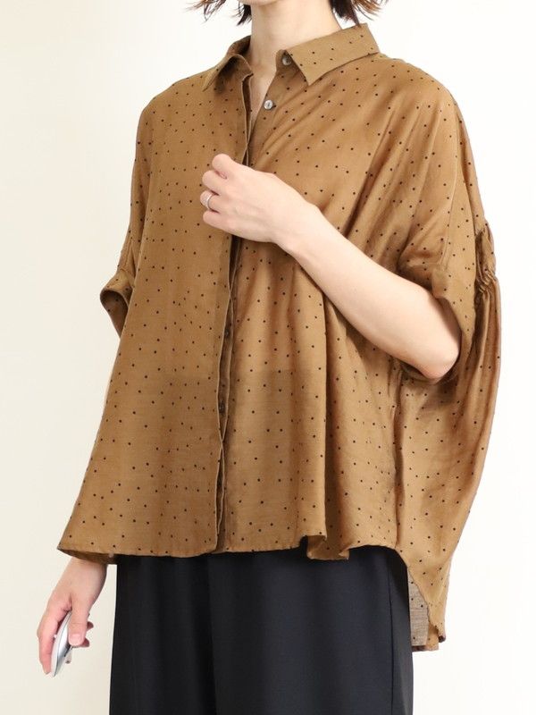 【Un carnet】ドット後ろギャザー半袖シャツ