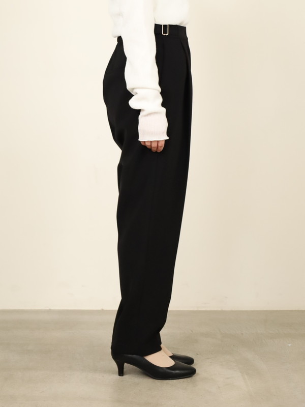 【CHIGNON】ベルト付きテーパードパンツ