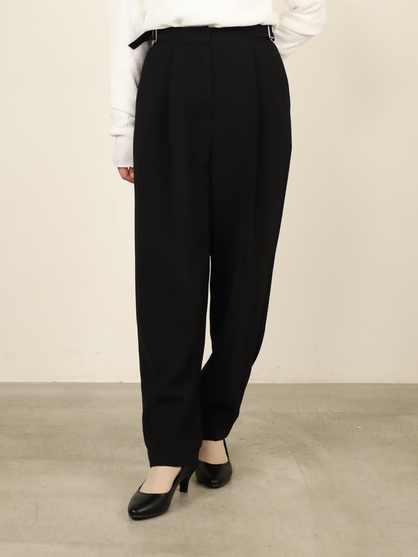 【CHIGNON】ベルト付きテーパードパンツ