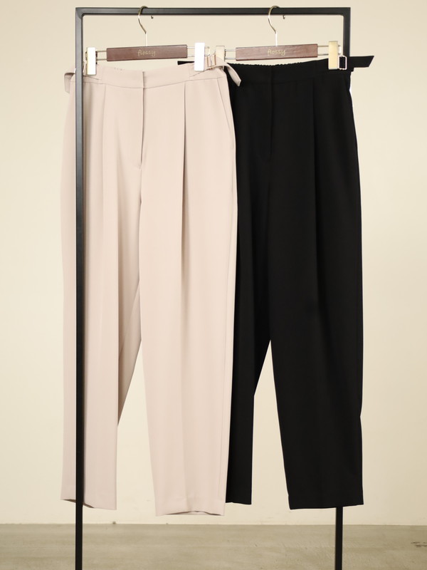 【CHIGNON】ベルト付きテーパードパンツ