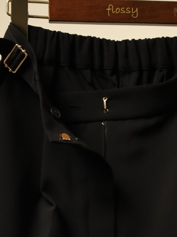 【CHIGNON】ベルト付きテーパードパンツ