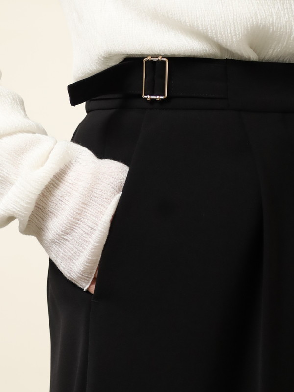 【CHIGNON】ベルト付きテーパードパンツ