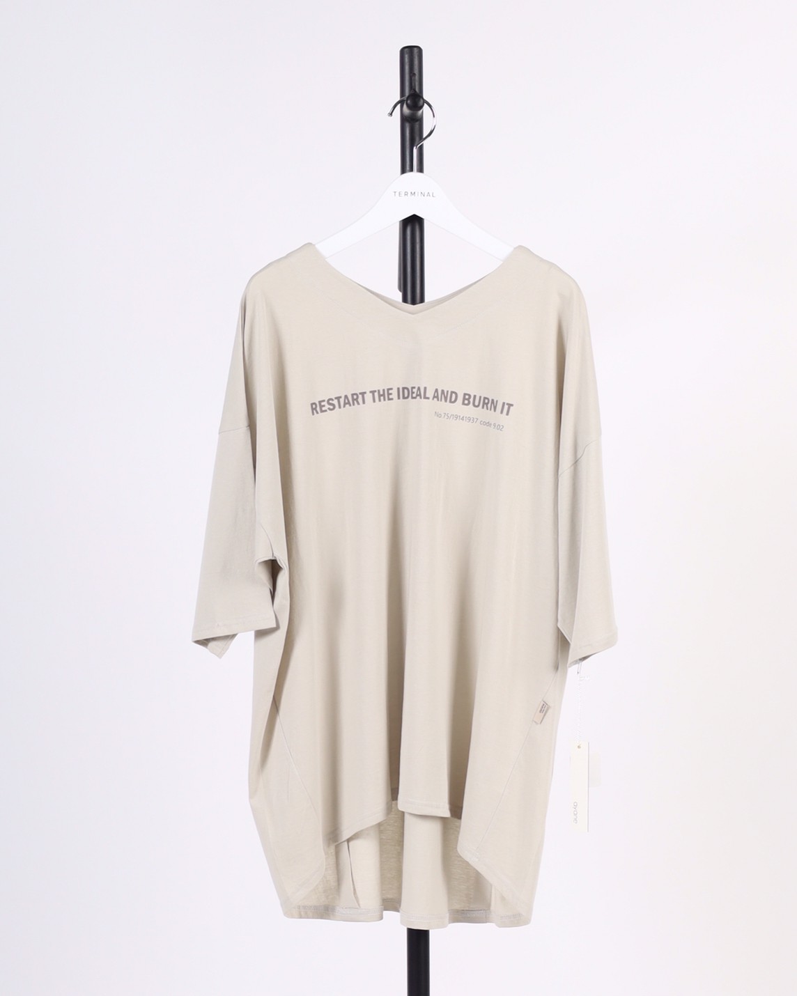【ayane】VネックゆるTシャツ 832618