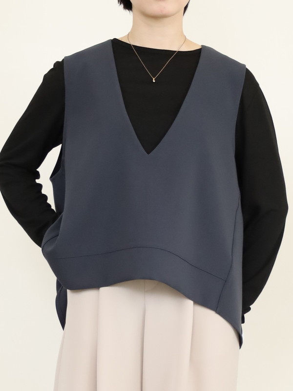【tranoi】バックスリットVネックジレ