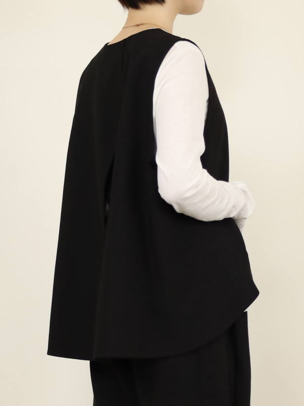 【tranoi】バックスリットVネックジレ