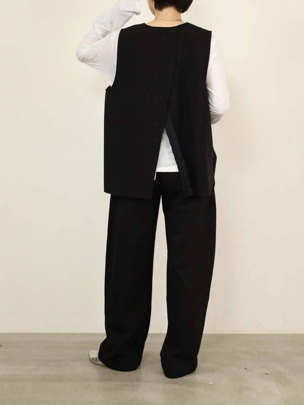 【tranoi】バックスリットVネックジレ