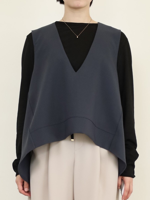 【tranoi】バックスリットVネックジレ