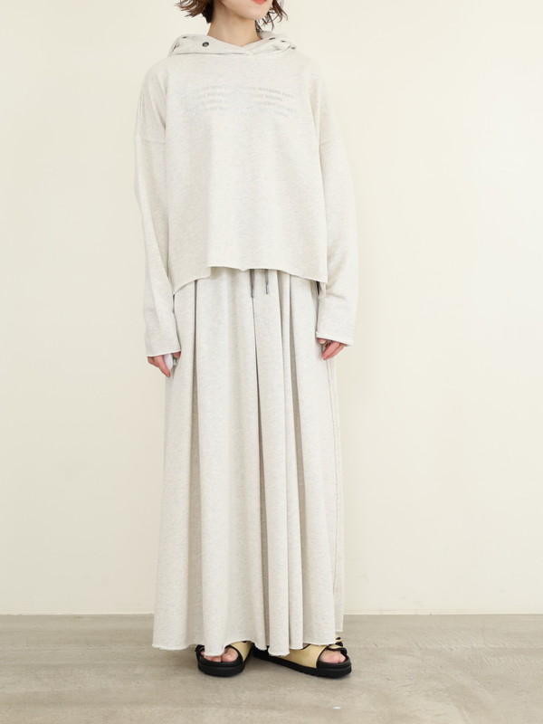 【ayane】裏毛後ろタック箔ロゴパーカー