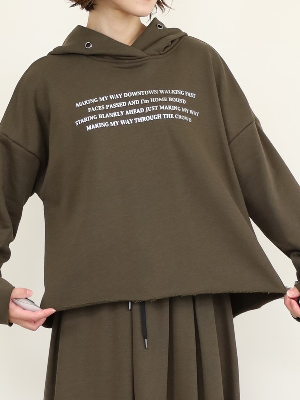 【ayane】裏毛後ろタック箔ロゴパーカー