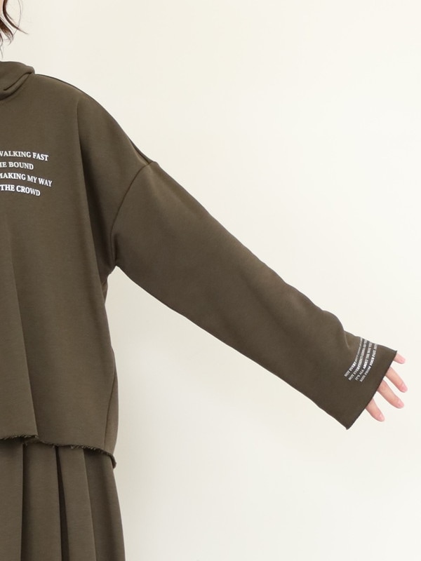 【ayane】裏毛後ろタック箔ロゴパーカー