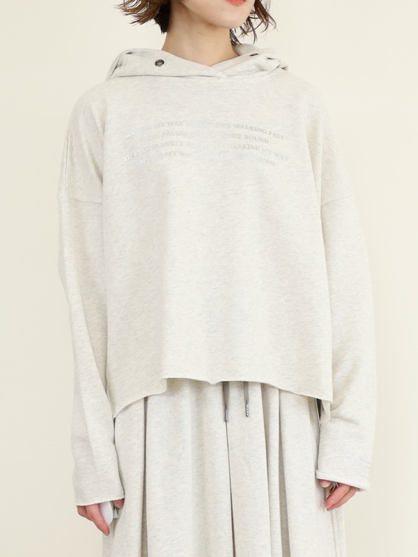 【ayane】裏毛後ろタック箔ロゴパーカー