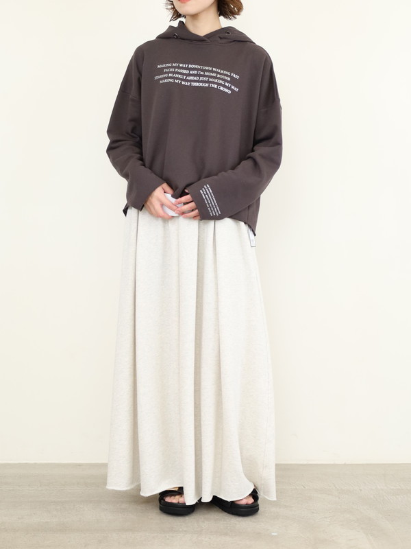 【ayane】裏毛後ろタック箔ロゴパーカー