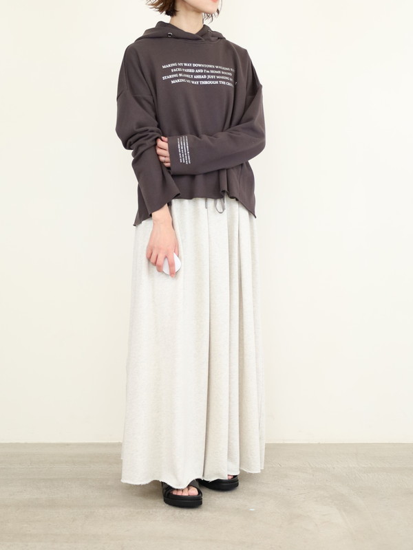 【ayane】裏毛後ろタック箔ロゴパーカー