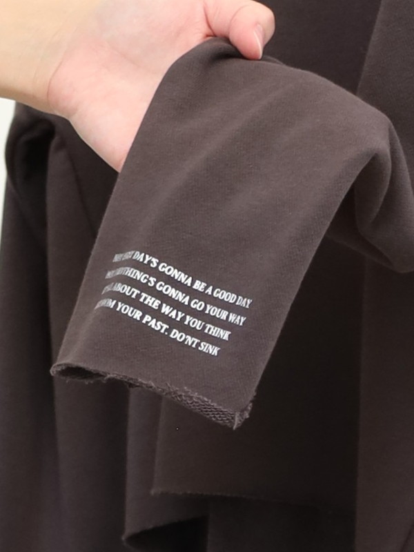 【ayane】裏毛後ろタック箔ロゴパーカー